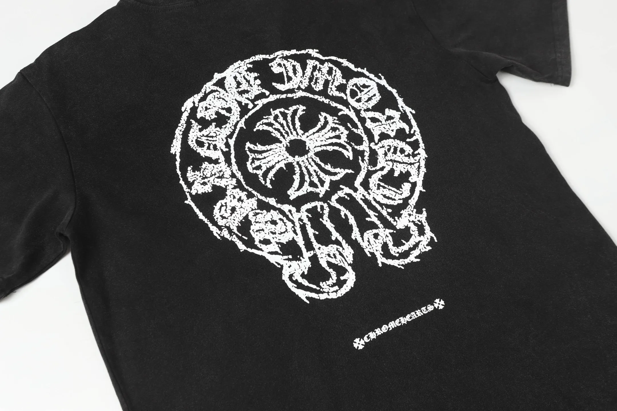🅿️180 Chrome hearte/Chrome heart ch 25ss early spring new Sanskrit logo washed T-shirt short sleeves. A must-have item for daily commuting for men and women in light luxury. The correct version is welcome to compare. Detailed features ·280g 100% cotton double yarn jersey fabric ·Special thickened 32 pieces of double-strand 1x1 thread in the same vat ·Double-needle cross-stitch technology ·Original main mark washed hangtag COLOUR: Washed black SIZE：xs-l